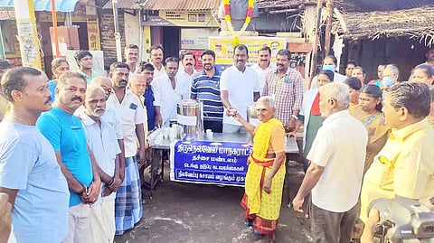 துணை மேயர் கே.ஆர்.ராஜு பொதுமக்களுக்கு நிலவேம்பு கசாயம் வழங்கினார்.