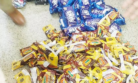 பறிமுதல் செய்யப்பட்ட குட்கா பொருட்கள். 