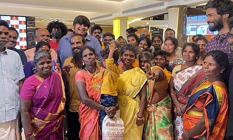 மலைவாழ் மக்களுடன் ஜிகர்தண்டா -2 படம் பார்த்த கார்த்திக் சுப்பராஜ்