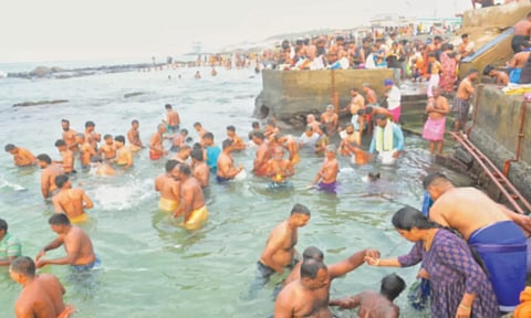 கார்த்திகை மாதம் பிறந்தது அய்யப்ப பக்தர்கள் மாலை அணிந்து விரதம் தொடங்கினர்