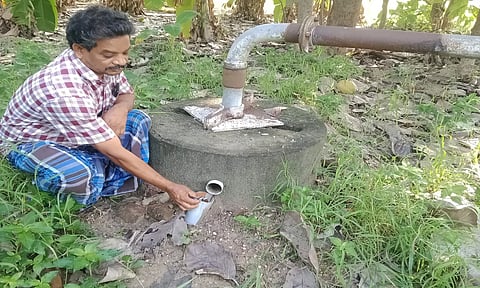 போர்வெல்லில் இருந்து ஸ்டார்ட்டருக்கு செல்லும் மின் ஓயர் திருடப்பட்டுள்ளதை வேதனையுடன் பார்க்கும் விவசாயி.