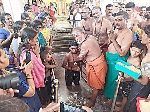 கார்த்திகை மாதம் பிறந்ததும் சபரிமலை யாத்திரை செல்லும் அய்யப்ப பக்தர்கள் துளசிமாலை அணிந்து விரதம் தொடங்குவது வழக்கம். அதன்படி கார்த்திகை முதல் நாளான இன்று ராமநாதபுரம் ரெகுநாதபுரம் வல்லபை அய்யப்பன் கோவிலில் தலைமை குருக்கள் பக்தர்களுக்கு மாலை அணிவித்த காட்சி.