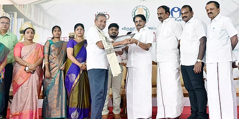 கிராமிய நடன கலைஞர்களுக்கு கலை விருதுகளை அமைச்சர் சாத்தூர் ராமச்சந்திரன் வழங்கினார். அருகில் கலெக்டர் ஜெயசீலன், எம்.எல்.ஏ. சீனிவாசன், சிவகாசி மேயர் சங்கீதா இன்பம் உள்ளனர்.