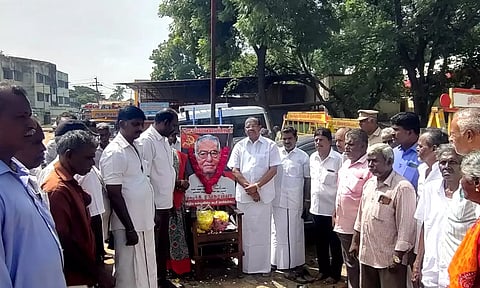ஆலங்குளத்தில் சங்கரய்யா படத்திற்கு அனைத்து கட்சியினர் மரியாதை