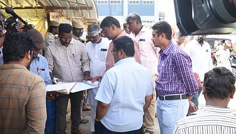 திருத்தொண்டர் பேரவை அல்லிகுட்டை ராதாகிருஷ்ணன் தலைமையில் வருவாய் துறை மற்றும் மாநகராட்சி அதிகாரிகள் ஆய்வு செய்த காட்சி.