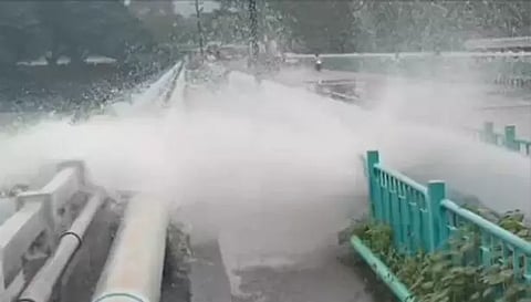 மேட்டூரில் காடையாம்பட்டி கூட்டு குடிநீர் திட்ட குழாயில் உடைப்பு ஏற்பட்டு பல ஆயிரம் லிட்டர் குடிநீர் வீணாக வெளியேறிய காட்சி.