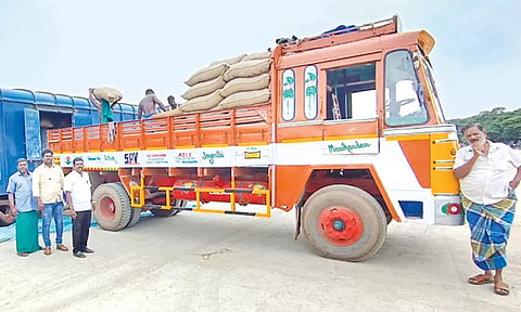 நெல்மூட்டைகளை ரெயில் லாரிகள் மூலம் அனுப்பும் பணி நடைபெற்றது.