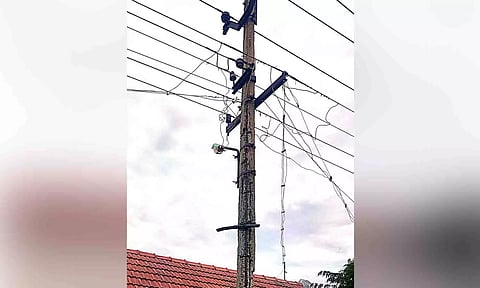 பழுதடைந்த மின்கம்பம்.