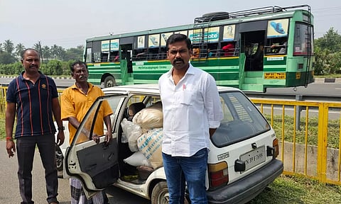 கைதான கிருஷ்ணனையும், பறிமுதல் செய்யப்பட்ட ரேஷன் அரிசி மூட்டைகளையும் காணலாம்.