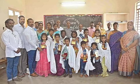  வெற்றி பெற்ற மாணவ- மாணவிகளுக்கு பரிசுகளை வழங்கிய காட்சி.