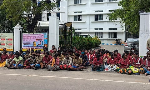 தர்ணா போராட்டத்தில் ஈடுபட்ட தூய்மை பணியாளர்கள்.