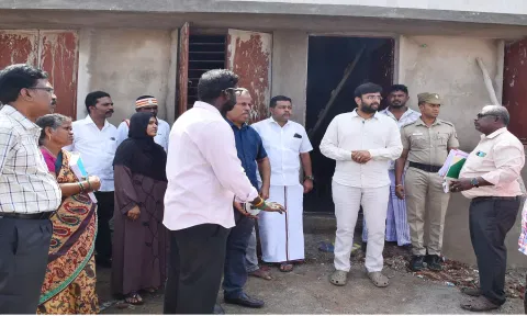 இலங்கை தமிழர்களுக்கு வீடுகள் கட்டப்பட்டு வருவதை கலெக்டர் அருண் தம்புராஜ் பார்வையிட்டு ஆய்வு செய்த காட்சி.