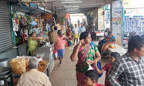 திருவள்ளூர் பஸ் நிலையத்தில் நடைபாதையில் ஆக்கிரமிப்பு கடைகள்: பயணிகள் கடும் அவதி