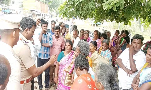 கலெக்டர் அலுவலகத்தை முற்றுகையிட முயன்ற உறவினர்களை படத்தில் காணலாம்.