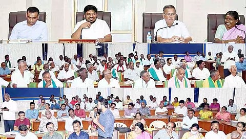 விருதுநகரில் மக்கள் குறைதீர்க்கும் கூட்டம் கலெக்டர் ஜெயசீலன் தலைமையில் நடந்தது.