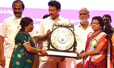 சிறந்த பள்ளிக்கான கேடயம்