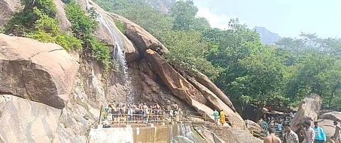 ஜலகாம்பாறை நீர்வீழ்ச்சியில் குவிந்த சுற்றுலா பயணிகள்