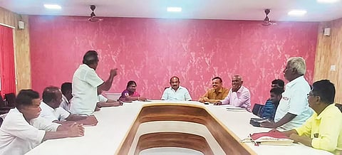 ஆழ்வார்திருநகரி ஊராட்சி ஒன்றிய கூட்ட அரங்கில் வாகன ஏலம் சேர்மன் ஜனகர் தலைமையில் நடைபெற்றபோது எடுத்தபடம்.