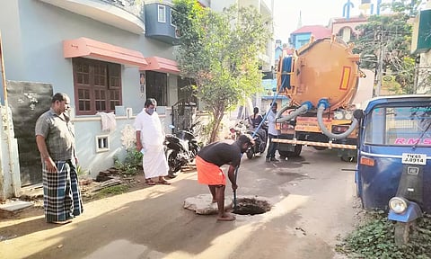 ராமநாதபுரம் நகராட்சி 22-வது வார்டு பகுதியில் பாதாள சாக்கடை அடைப்பை சரி செய்யும் பணிகளை நகரசபை தலைவர் ஆர்.கே.கார்மேகம் பார்வையிட்டார்.
