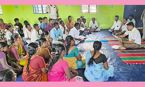 பொதுமக்களிடம் கலெக்டர் விஷ்ணுசந்திரன் கலந்துரையாடினார்.