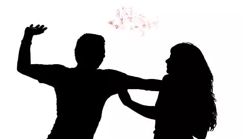 பாதையை அடைத்த தகராறு : தட்டிக்கேட்ட பெண் மீது தாக்குதல்