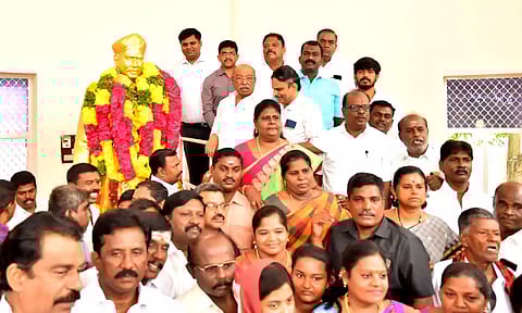 வ.உ.சிதம்பரனார் சிலைக்கு கலெக்டர் கார்த்திகேயன் தலைமையில் மாலை அணிவித்து மரியாதை செலுத்தியபோது எடுத்த படம். அருகில் தி.மு.க. மத்திய மாவட்ட பொறுப்பாளர் டி.பி.எம். மைதீன்கான் மற்றும் பலர் உள்ளனர்.