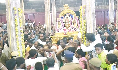 சிக்கல் சிங்காரவேலவர் அன்னையிடம் வேல் வாங்க தயாராக நிற்கும் காட்சி.