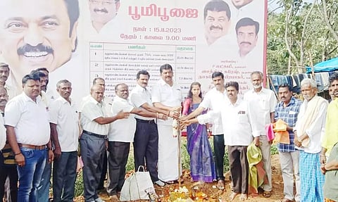  கலுகொண்டபள்ளி ஊராட்சியில் வளர்ச்சி திட்ட பணிகளை பிரகாஷ் எம்.எல்.ஏ பூமி பூைஜ செய்து தொடங்கி வைத்த காட்சி.