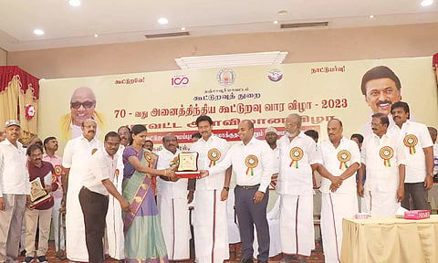 விழாவில் சிறந்த கூட்டுறவு நிறுவனங்களுக்கு பாராட்டு கேடயம் வழங்கப்பட்டது.