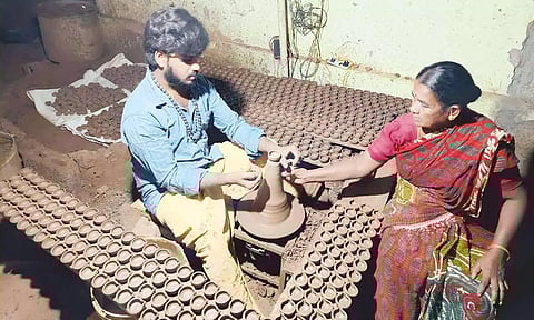 கார்த்திகை தீபத்திருவிழாவையொட்டி உடுமலையில் அகல் விளக்குகள் தயாரிக்கும் பணி மும்முரம்