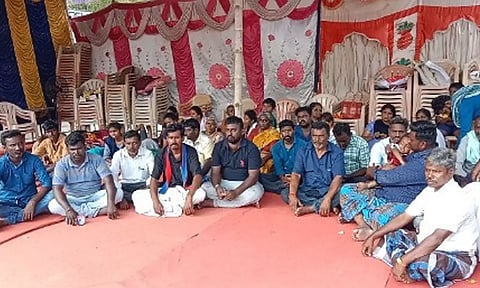 விடுதலை சிறுத்தைகள் கட்சியினர் 4-வது நாளாக தொடர் உண்ணாவிரதம்: குழந்தை உள்பட 3 பேர் மயக்கம்