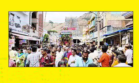 முருப்பெருமானின் அறுபடை வீடுகளின் முதல்படை வீடான திருப்பரங்குன்றம் சுப்பிரமணியசுவாமி கோவிலில் கந்த சஷ்டி விழா விமரிசையாக நடைபெற்றது. நிகழ்ச்சியின் நிறைவு நாளான இன்று முருகன்-தெய்வானையுடன் சட்ட தேரில் எழுந்தருளி பக்தர்களுக்கு காட்சியளித்தனர். இந்த தேரை பக்தர்கள் ஹரோகரா கோஷத்துடன் வடம் பிடித்து இழுத்தனர்.