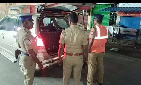 திண்டிவனத்தில் போலீசார் வாகன சோதனையில் ஈடுபட்ட காட்சி.