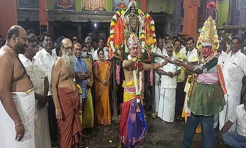 மயிலம் முருகர் கோவிலில் சஷ்டியை முன்னிட்டு நேற்று நடந்த சூரசம்ஹார விழாவில் அமைச்சர் செஞ்சி மஸ்தான் பங்கேற்றார்.