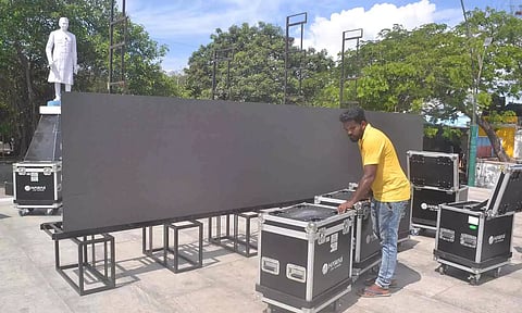 புதுவை கடற்கரை சாலை காந்தி திடலில் கிரிக்கெட் போட்டியை ஒளிபரப்ப பெரிய திரை அமைக்கப்படும் காட்சி.