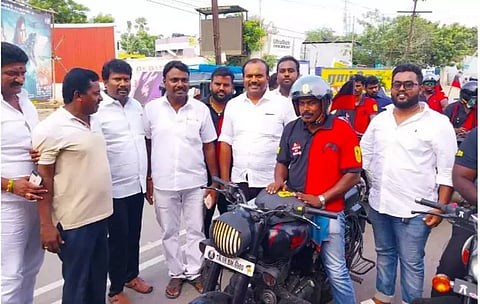 தூத்துக்குடி வந்த தி.மு.க. வாகன பேரணியை மேயர் ஜெகன் பெரியசாமி தலைமையில் தி.மு.க.வினர் வரவேற்ற காட்சி.