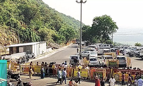 கலெக்டர் தடையை மீறி மருதமலையில் குவிந்த வாகனங்கள்