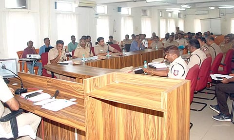 மாதாந்திர குற்ற ஆய்வுக்கூட்டம் நடந்தது.