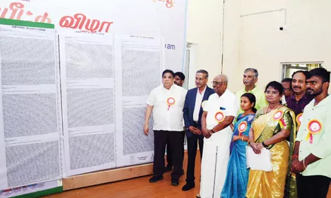 திருக்குறள் புத்தகத்தை பட்டிமன்ற நடுவர் சாலமன் பாப்பையா மற்றும் பலர் பார்வையிட்டனர்.