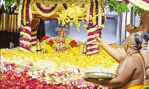 ஏழுமலையான், பத்மாவதி தாயார் கோவிலில் புஷ்ப யாகம்