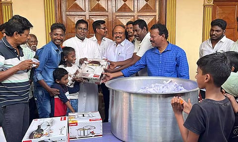  தி.மு.க. எம்.எல்.ஏ. அனிபால் கென்னடி கலந்துக் கொண்டு போட்டிகளில் வெற்றி பெற்ற மாணவர்களுக்கு பரிசுகள் வழங்கிய காட்சி.