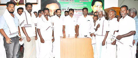 கல்லல் ஒன்றிய பூத் கமிட்டி பொறுப்பாளர்கள் ஆலோசனை கூட்டத்தில் மாவட்டச் செயலா ளர் செந்தில்நாதன் முன்னிலையில், அ.தி.மு.க.வில் இணைந்த தி.மு.க. நிர்வாகிகளை படத்தில் காணலாம். அருகில் நிர்வாகிகள் உள்ளனர்.