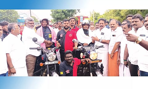 ராஜபாளையம் வந்த ரைடர்ஸ் வாகன பேரணிக்கு தங்கபாண்டியன் எம்.எல்.ஏ. சால்வை அணிவித்து வரவேற்றார்.