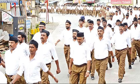 ஆர்.எஸ்.எஸ். அமைப்பினர் அணிவகுப்பு ஊர்வலம் சென்ற காட்சி.