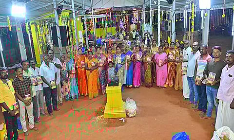 கோவில் கொடை விழாவில் பகவத் கீதை வழங்கப்பட்ட போது எடுத்த படம்.