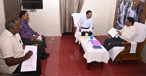 தமிழக தலைமை தேர்தல் அதிகாரி சத்யபிரதா சாகு கள்ளக்குறிச்சி கலெக்டர் ஷ்ரவன் குமாருடன் ஆய்வு மேற் கொண்ட காட்சி. 