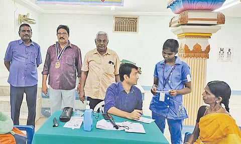 பயனாளிகளுக்கு கண் பரிசோதனை செய்யப்பட்டது.