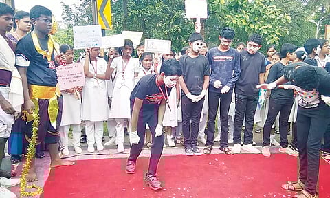 எமதர்மராஜா, சித்திரகுப்தன் போன்று வேடமணிந்து விழிப்புணர்வு ஏற்படுத்திய மாணவர்கள்.