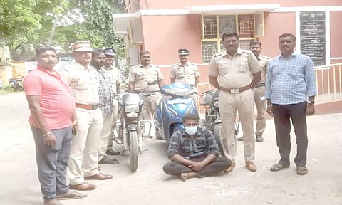 கைது செய்யப்பட்ட வாலிபர், பறிமுதல் செய்யப்பட்ட பைக்குகளை படத்தில் காணலாம்.