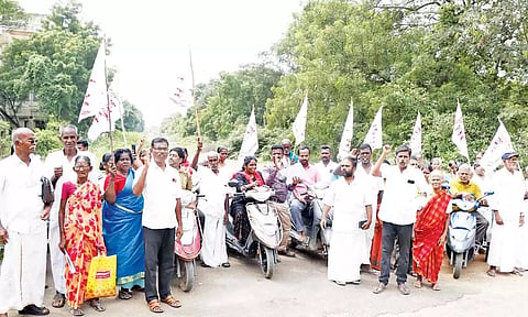 ஆர்ப்பாட்டத்தில் ஈடுபட்ட மாற்றுத்திறனாளிகள்.